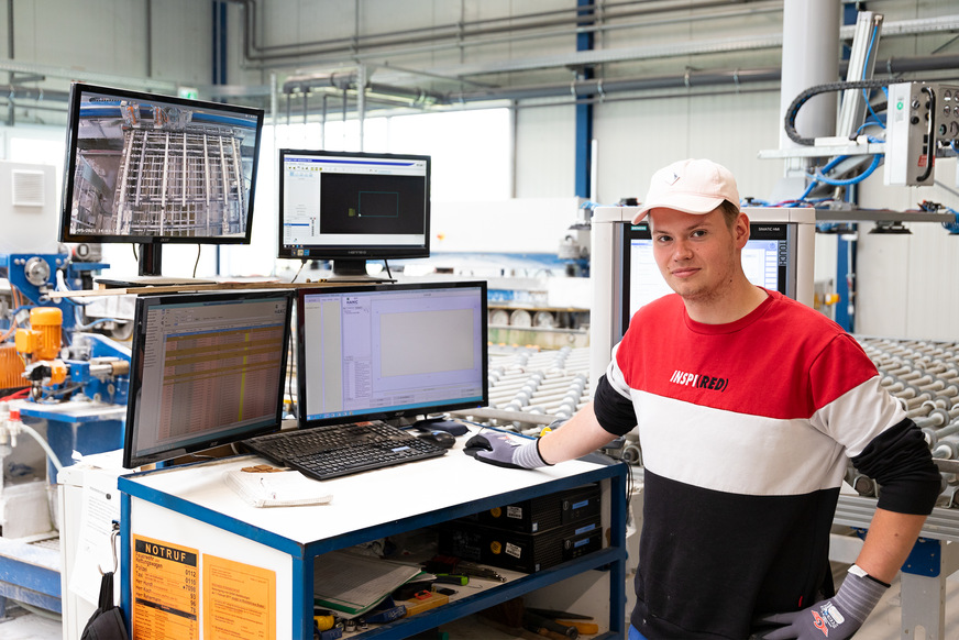 The level of digitalisation and automation in Production was significantly raised. Marcel Müller, trainee in flat glass technologies, is able to instantly track pending orders and processing progress and, in close coordination with the other departments, can ensure that orders are completed on schedule and with the quality required.
