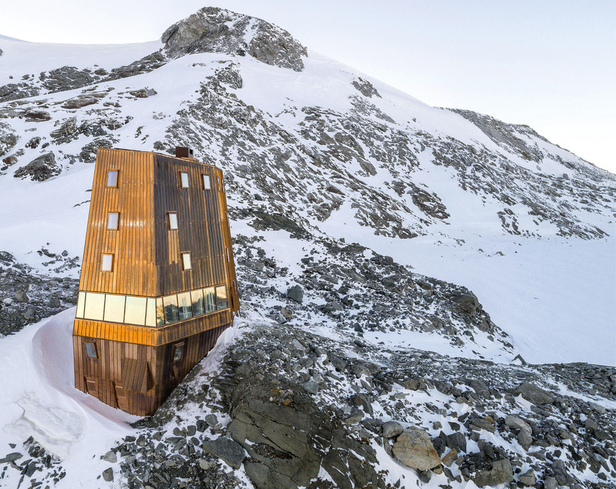 The new Schwarzenstein hut integrates itself into the mountain rock, but its copper-laminated surface sets it apart from the high alpine surroundings.