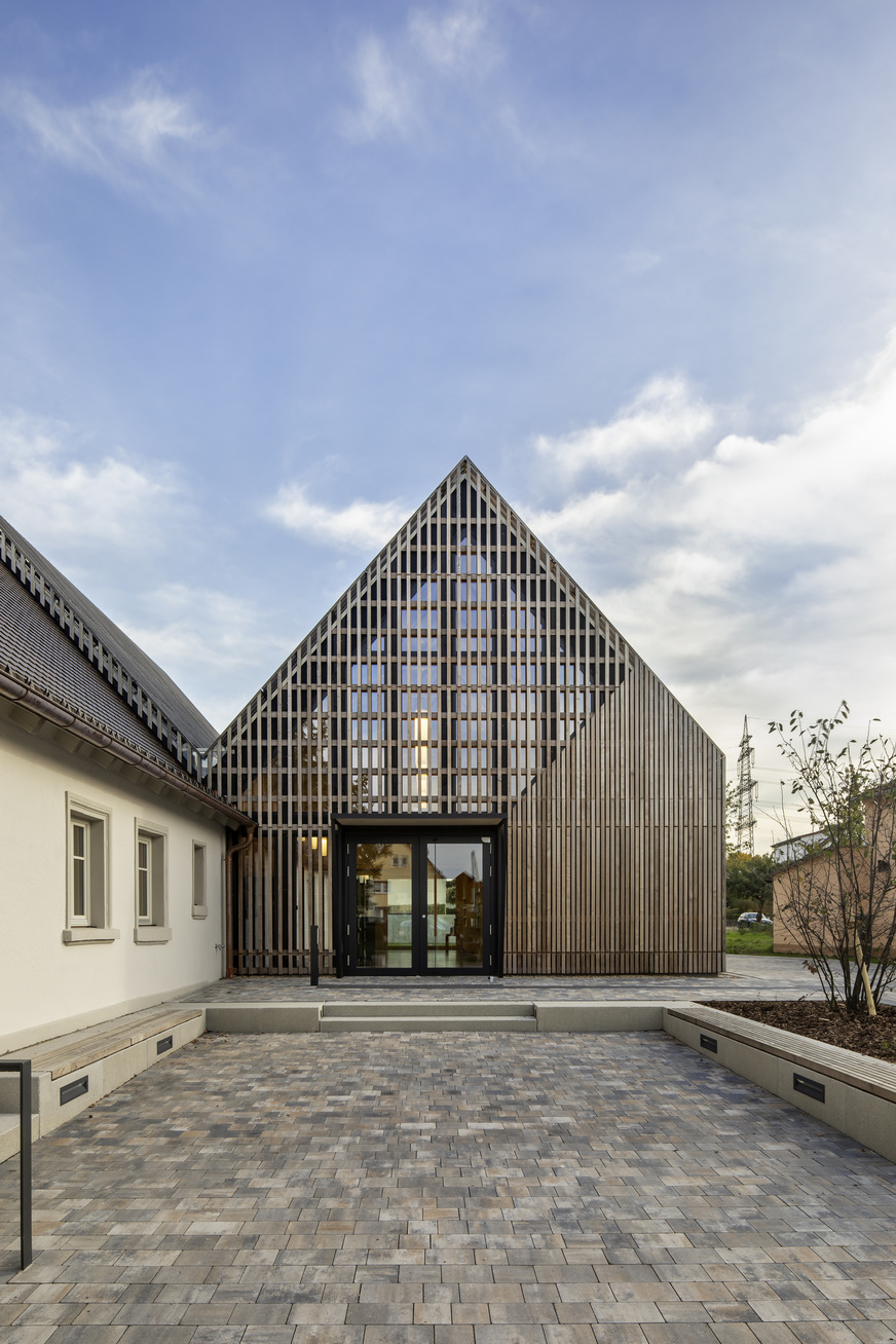 The facade of the 19th-century residential building was preserved, while the new building takes up the existing form.