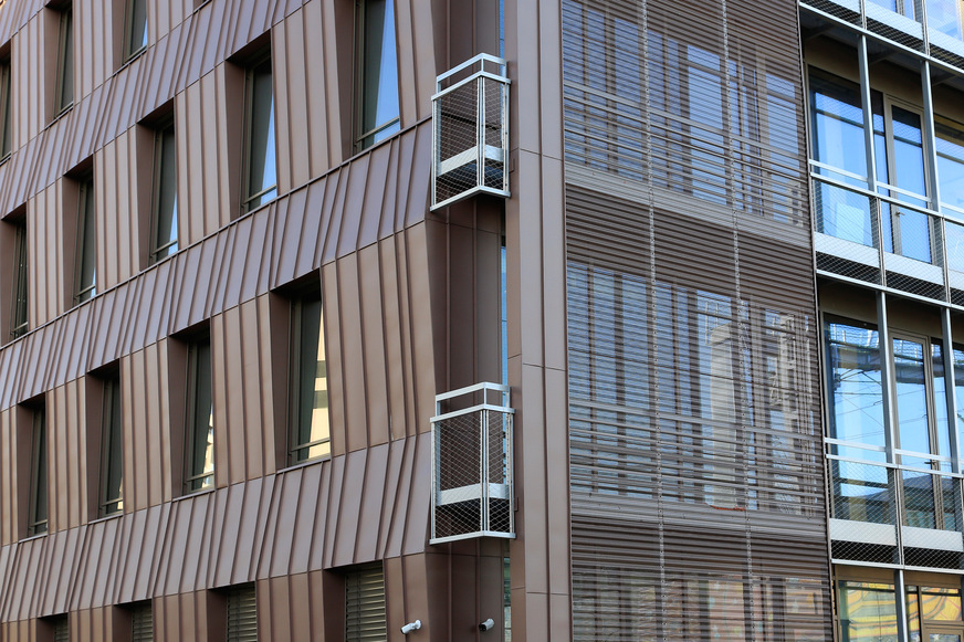 The slopes in the facade prevent the sound from the railway line from being reflected directly onto a housing estate opposite.