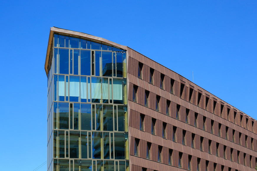 The front of the building is reminiscent of the bow of a ship. The sides also follow a sea and shipping metaphor. They serve as