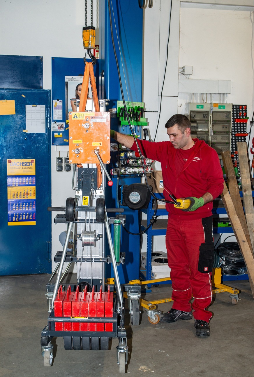 Here, a device is undergoing battery inspection at the Heavydrive workshop.