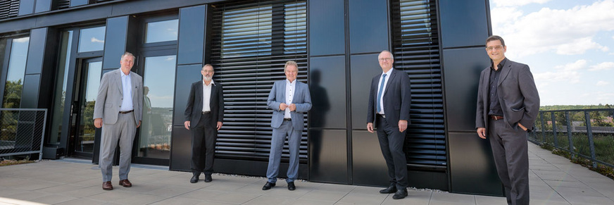 Markus Müller (President AKBW), Prof. Dr. Andreas Bett (Institute Director Fraunhofer ISE), Environment Minister Franz Untersteller, Prof. Dr. Michael Powalla (ZSW Board of Directors) and Prof. Dr. Thomas Stark (HTGW) in front of the PV facade of the ZSW at the handover of the approval notice for the BIPV project as part of the Baden-Württemberg Solar Offensive.