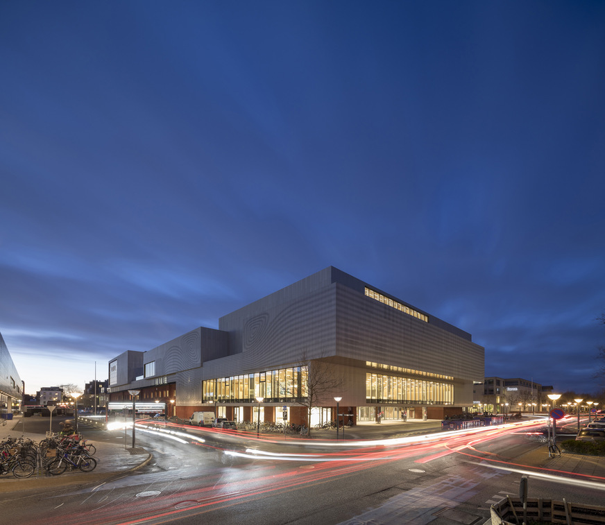 A total of 159 Velux Modular Skylights in the format 800 x 2400 mm were installed in the Experimentarium as 12 atrium light bands in various angles (5 - 30°). Of these, 24 modules can be opened.