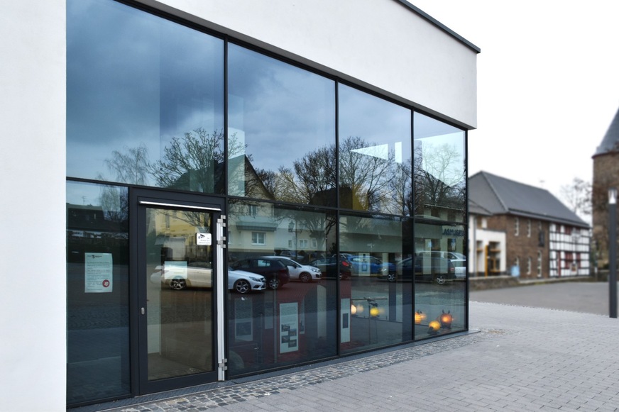 In direct comparison to the door frame, the slenderness of the mullions and transoms becomes particularly clear.