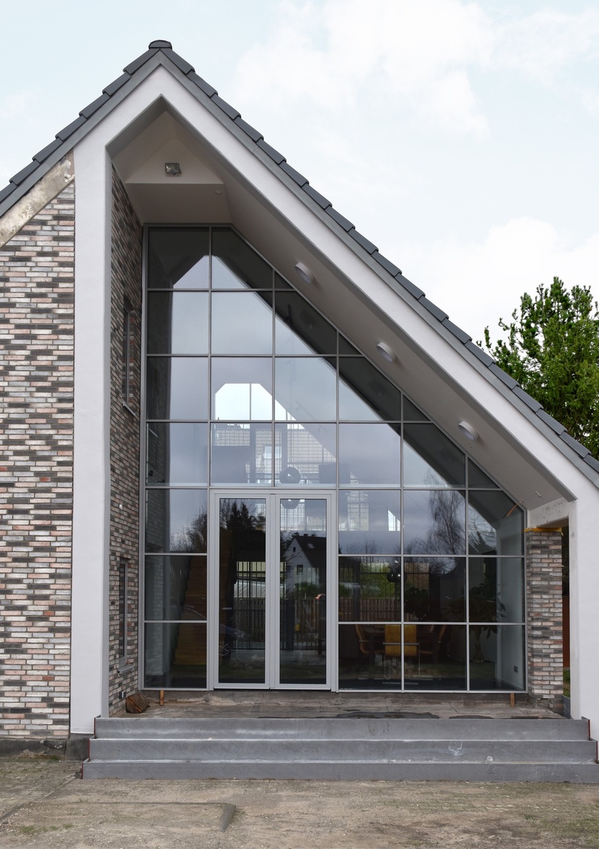 Visually, mullions and transoms appear almost like an ornament rather than a structural component of the facade.