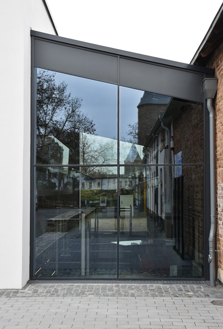 The new narrow glass facade from Foppe enables maximum transparency in mullion/transom facades.