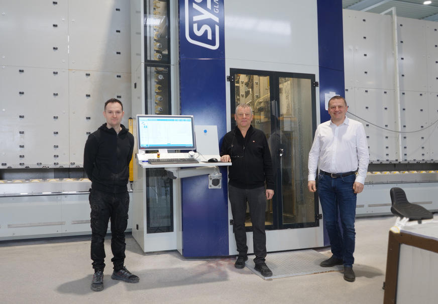 Machine operator Kristian Breskic, owner Günter Temmel and Systron CEO Franz Schachner in front of the Systron 5027proHD.