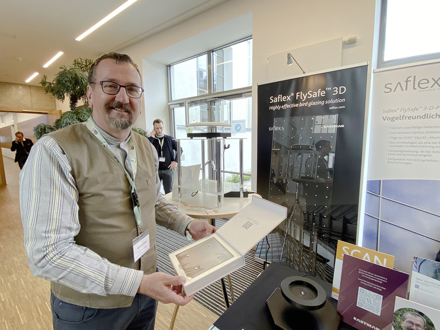 Matthias Haller from Eastman presented the new, highly efficient VSG film for bird protection glass for the first time at the BF GlasKongress 2022.