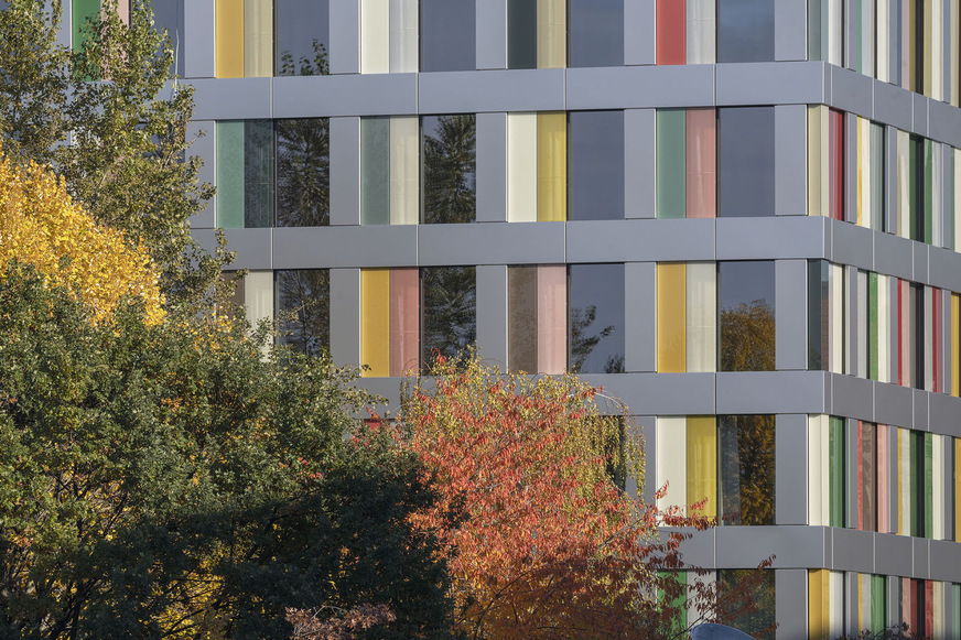 The colourful glass elements were supplied by Glas Marte. Twelve different colours were used.