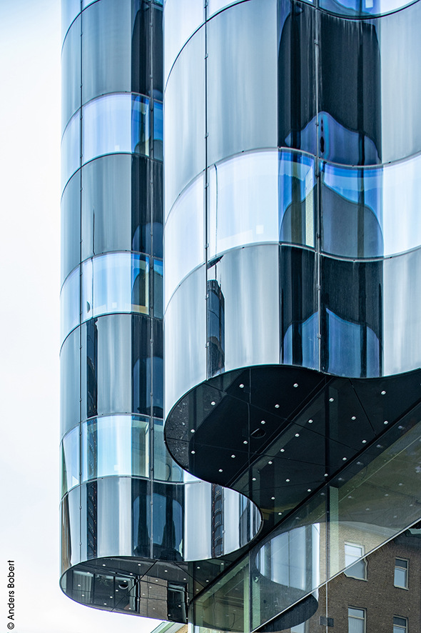 (Caption) The curved insulating glasses in the facade of Våghuset have radii of 1580 mm for the convex and 1561 mm for the concave elements