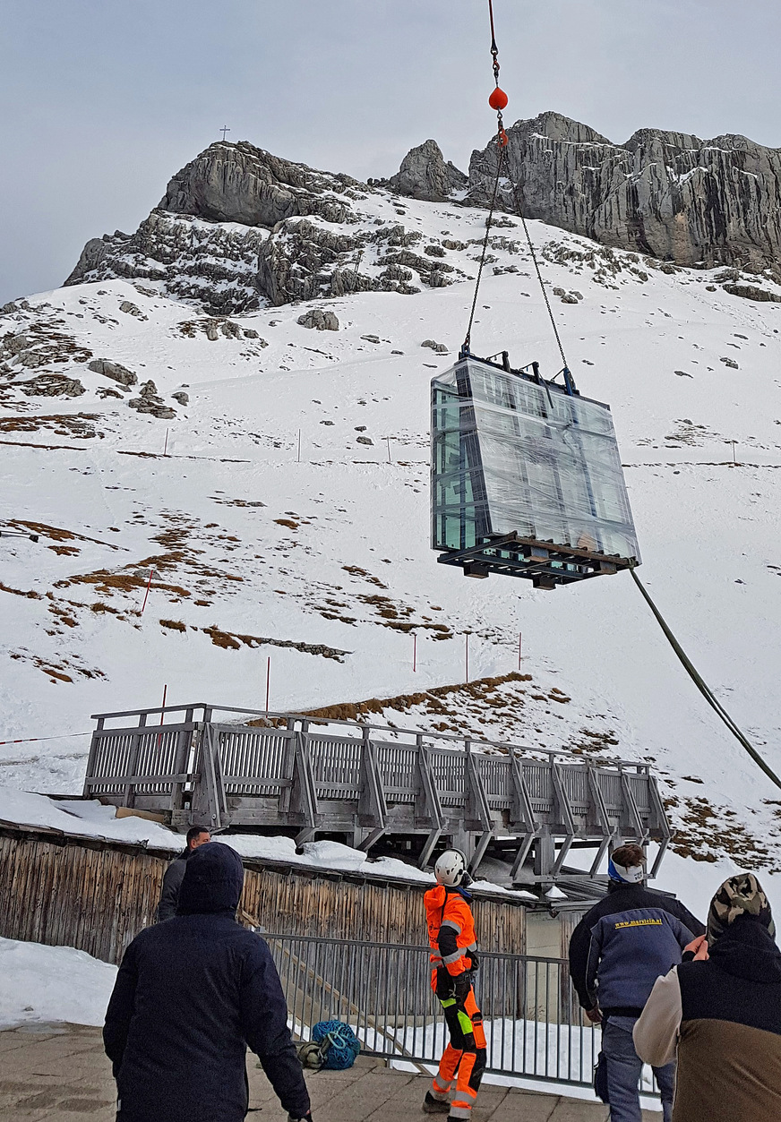 Even the construction site logistics were challenging. The windows were transported to 2,234 metres by helicopter and the remaining materials by gondola.