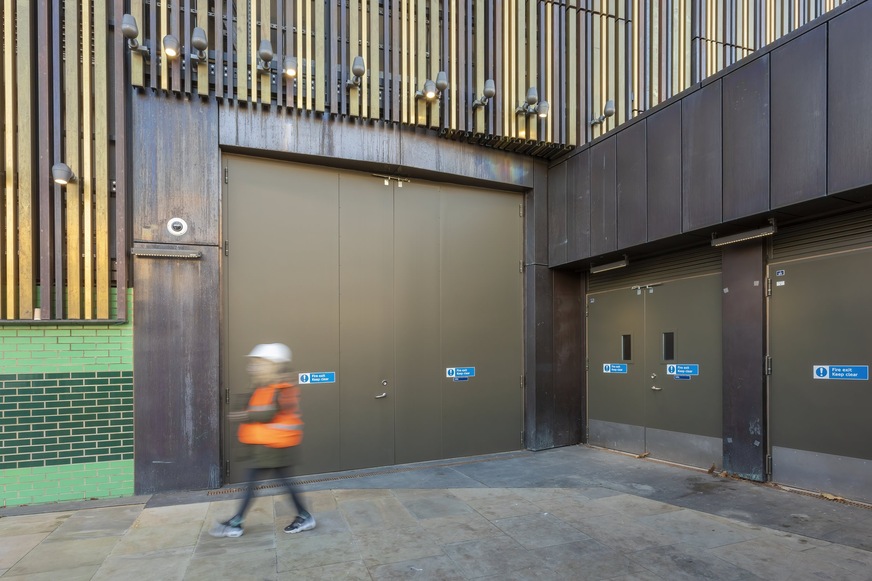 To reduce noise, Teckentrup designed a new double door solution especially for the Crossrail project. The DW67 door with a sound insulation of 57 dB (Rw) was joined as a second element by a T60 door with 42 dB sound insulation, pressure resistance of 5 kPa in both directions and SR3 safety.