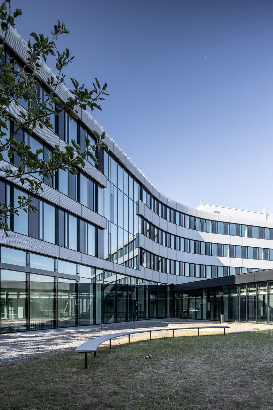 For the building envelope, 2700 square metres of insulating glass units with a Ug value of 0.6 were manufactured and delivered by Energy Glas GmbH in Wolfhagen.