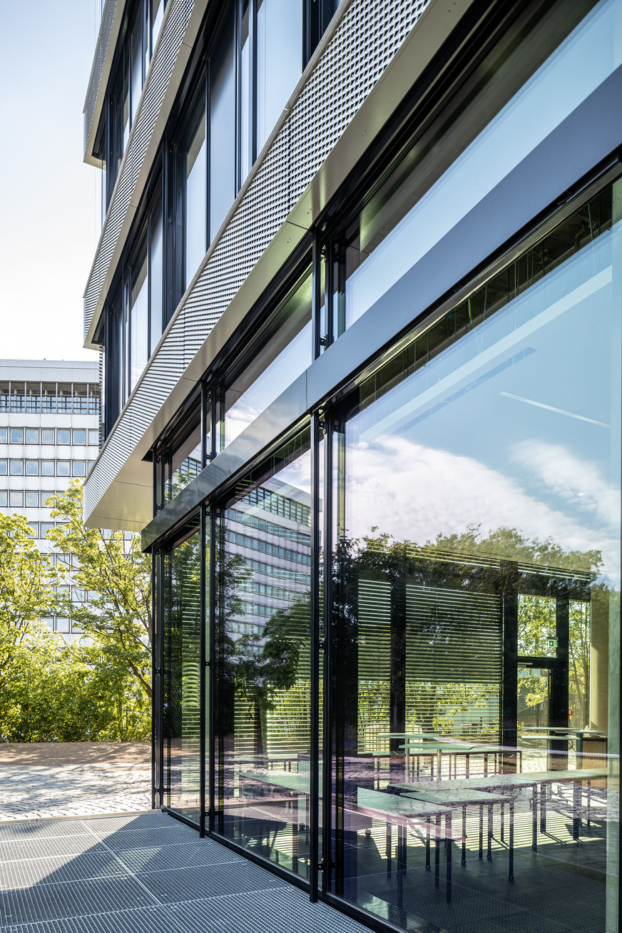 Die Fassade des Sockelgeschosses besteht aus einer hoch-wärmegedämmten Pfosten-Riegel-Konstruktion FWS 50.SI von Schüco mit einer fast rahmenlosen Transparenz.