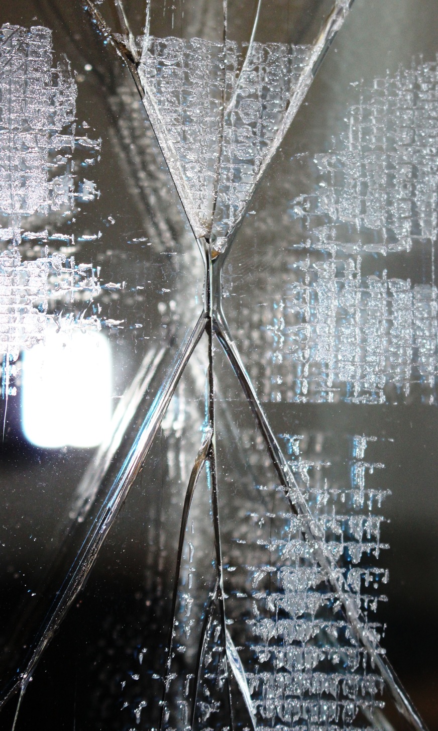 Beginning of fracture, as fractures always divide only in their running direction. Remains of the adhesive tape for securing are visible.