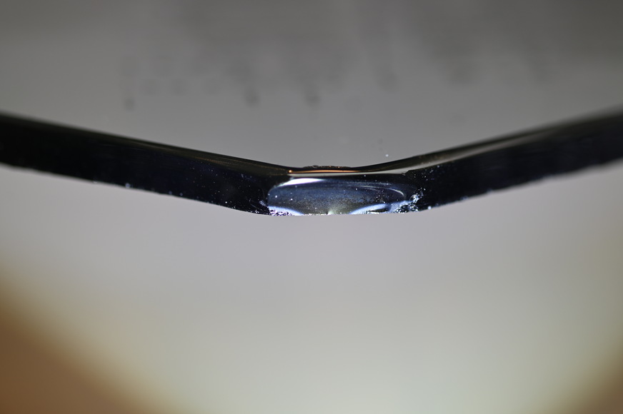 Wide fracture, the beginning of the fracture can be seen in the centre of the lower edge.