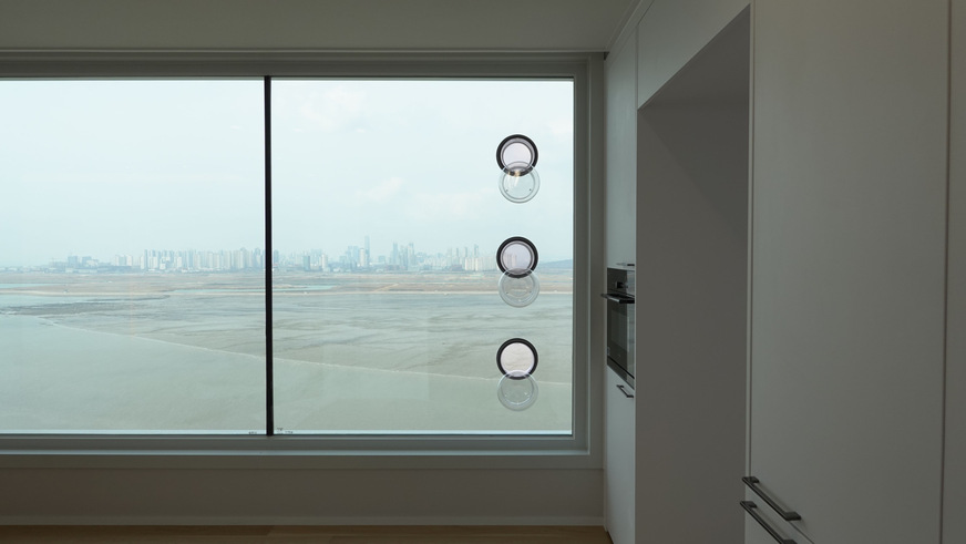 Integrated directly into the insulating glass of the window or façade, the round ventilation module ensures efficient air circulation at all times. In addition, the Ublo system is aesthetically pleasing.