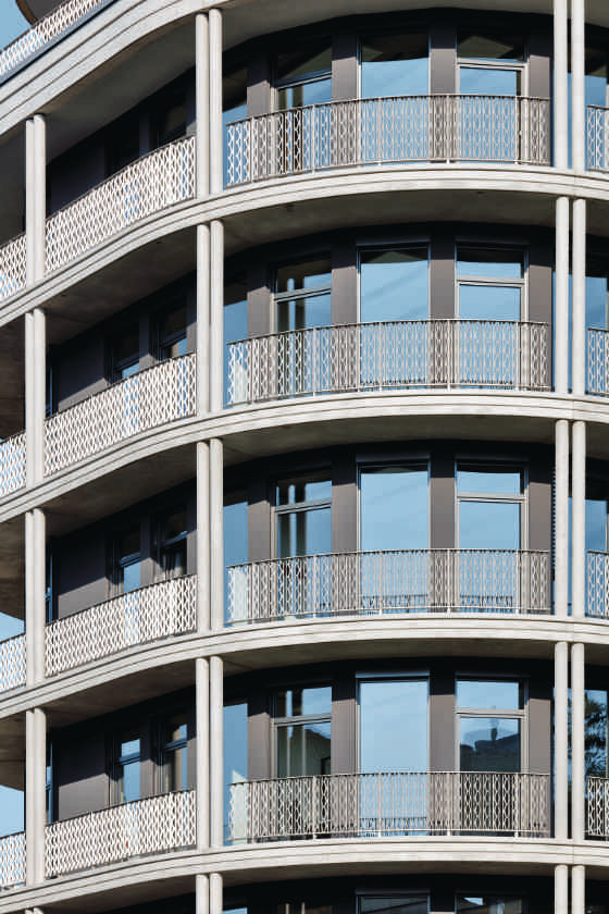 In K8, each office has its own access to the exterior walkways via Schüco PVC-U floor-to-ceiling window doors. These provide plenty of daylight and natural ventilation. All of the profiles have a dark metallic grey design.