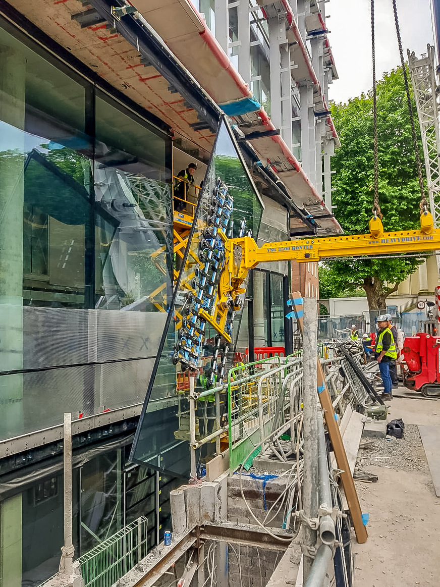 In order to save time and money during installation, the client, the facade specialist GLF, also hired an experienced Heavydrive unit operator.