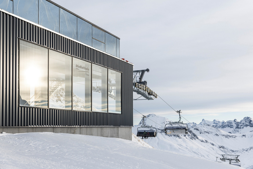 The glass surfaces of the Madloch lift were designed with GM Chrome. It features strongly demarcated lines to be visible to birds.