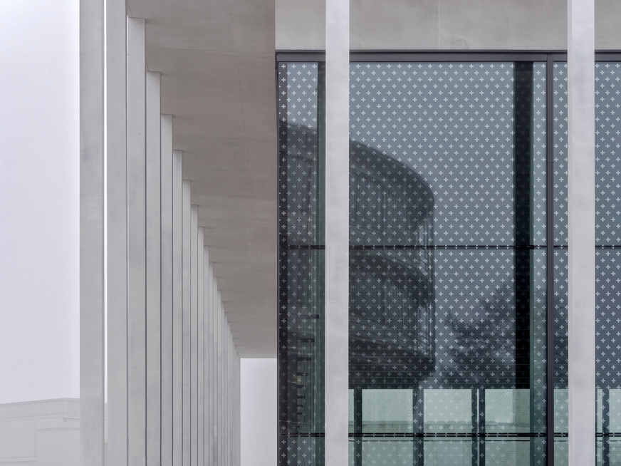 Frauenfeld Barracks: The catering building of the barracks was also equipped with bird protection glass. The motif of the bird protection glass print is small crosses.