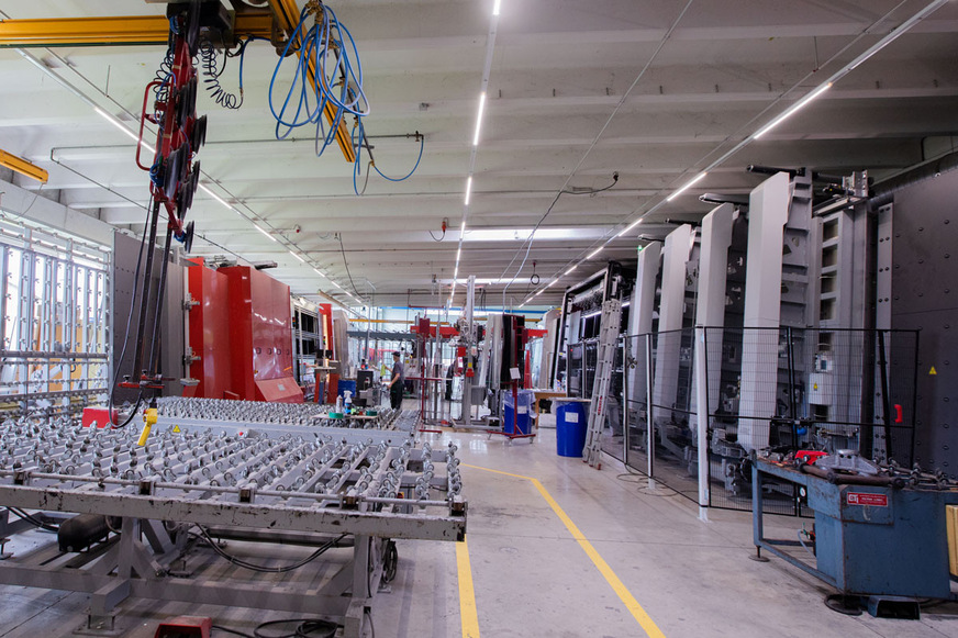 A look inside Glas Kühnel's insulating glass production at the Gangkofen site.
