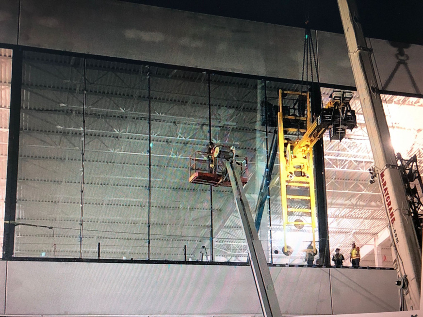 Here, the Heavydrive lifting technology from Germany during the installation of the oversized facade elements at the Tesla Gigafactory.