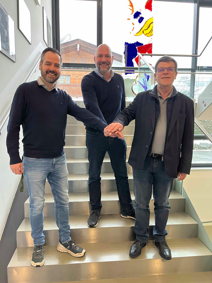 Sealing the new cooperation between CRL and AustrianSkills: Johannes Fiechtl, Kramsach Vocational School for Glass Technology, Dominik Hinzen, Managing Director CRL and Walter Stackler, Austrian Guild Master.