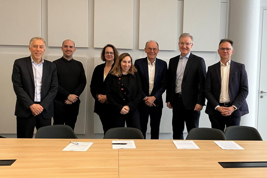 Looking forward to the new joint AGC-Saint-Gobain project: (from left) François Lerbet, Guillaume Gasnier, Florence Quintard, Joana Arreguy, Benoît d'Iribarne, Davide Cappellino and Marc Foguenne.