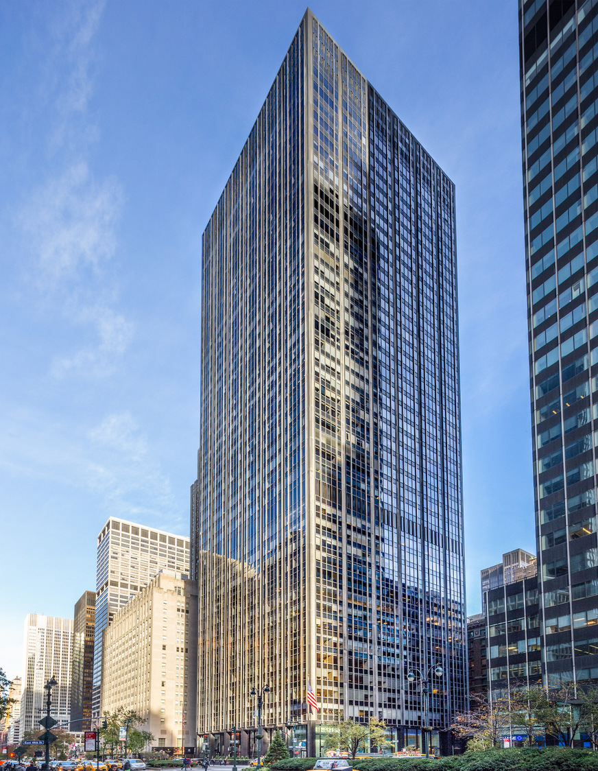 42 floors - the commercial building at 299 Park Avenue in Manhattan was recently renovated. In the process, the glazing in the lobby was also replaced.