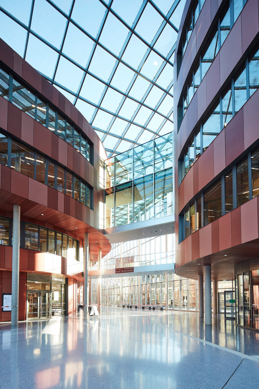 There is also a lot of glass in the atrium of the new central library of the University of Marburg. And the glass facade consists of around 1300 square metres of Ornilux mikado bird protection glass from Isolar.
