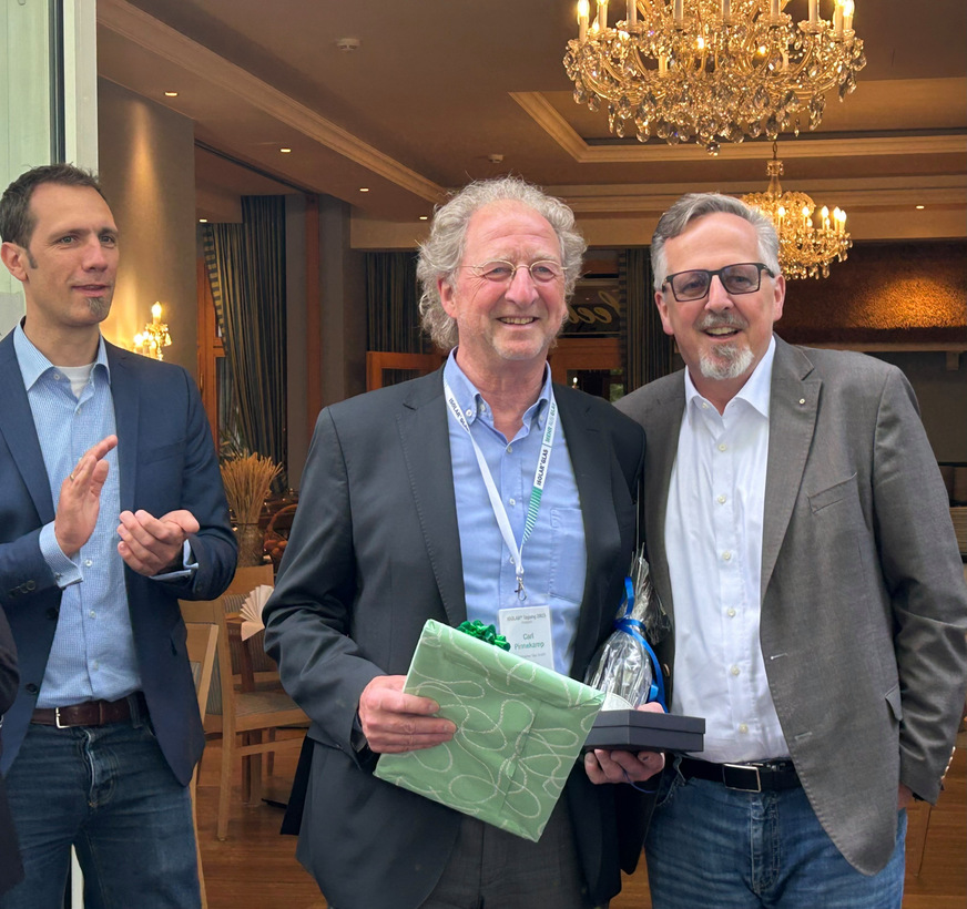 Carl Pinnekamp (centre) was honoured by Hans-Joachim Arnold (right) on behalf of the Isolar Group. On the left in the picture is Hannes Spiß from Isolar Glas Beratung.