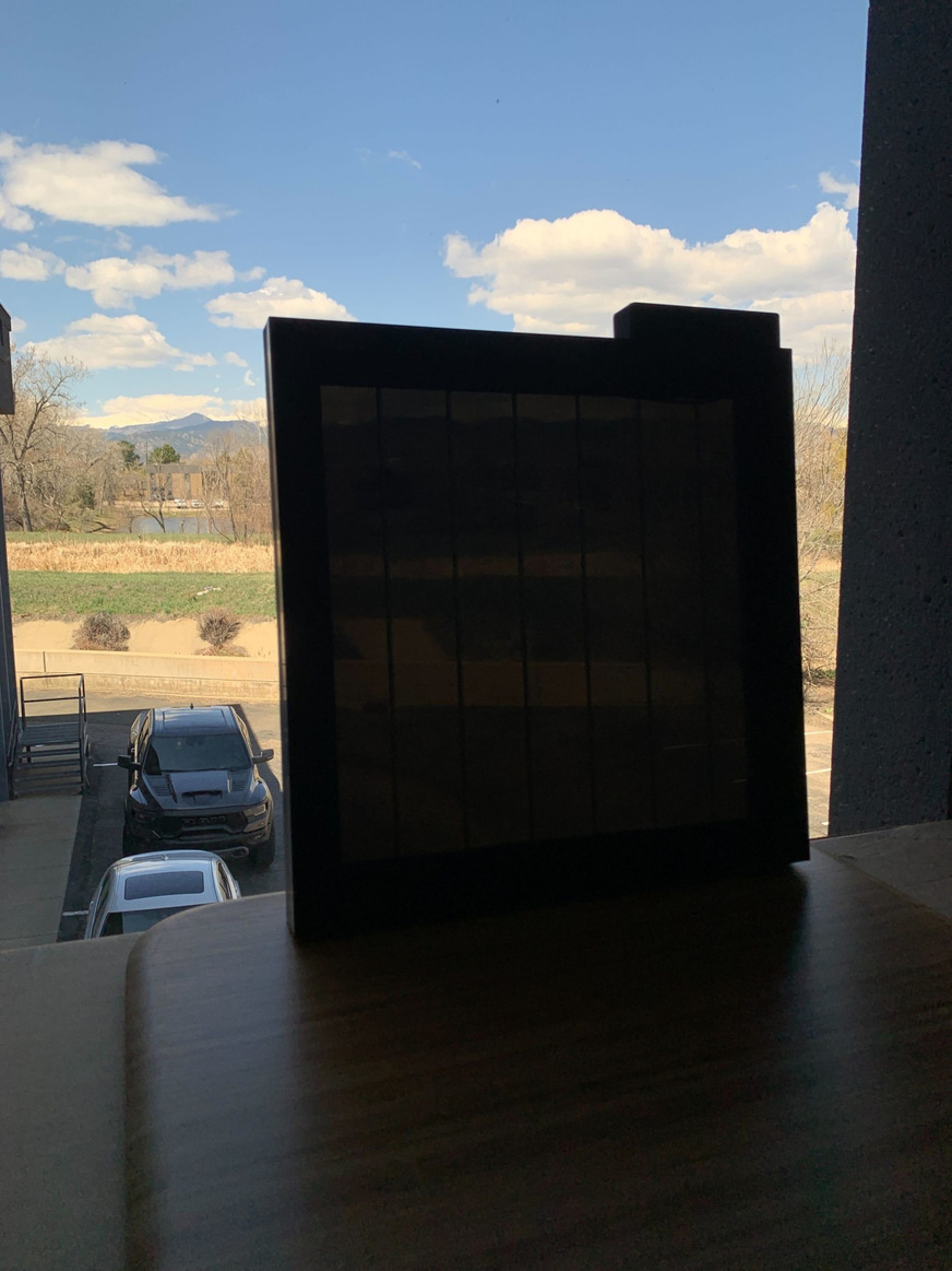 Tynt displayed Reversible Metal Electrodeposition (RME) technology using metal films to control light and heat flow through windows. This allows for climate-friendly windows that adapt to changing needs throughout the day by optimizing natural light and providing precise glare control.