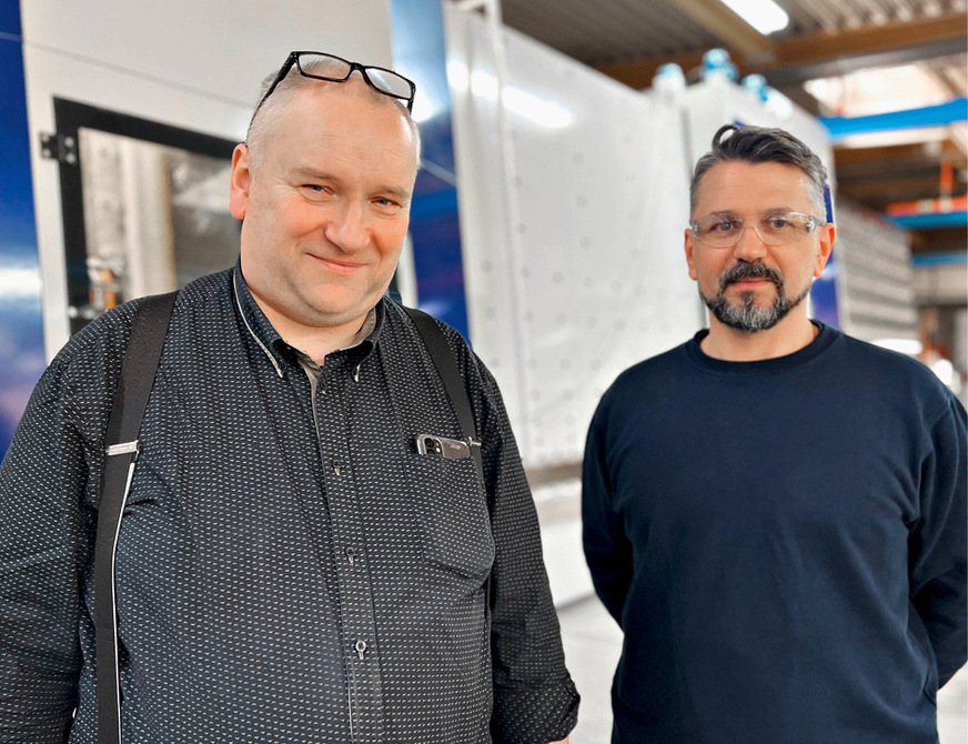 Plant manager Frank Matz (l.) and proHD machine operator Jaroslaw Jarzombek in front of the systron proHD