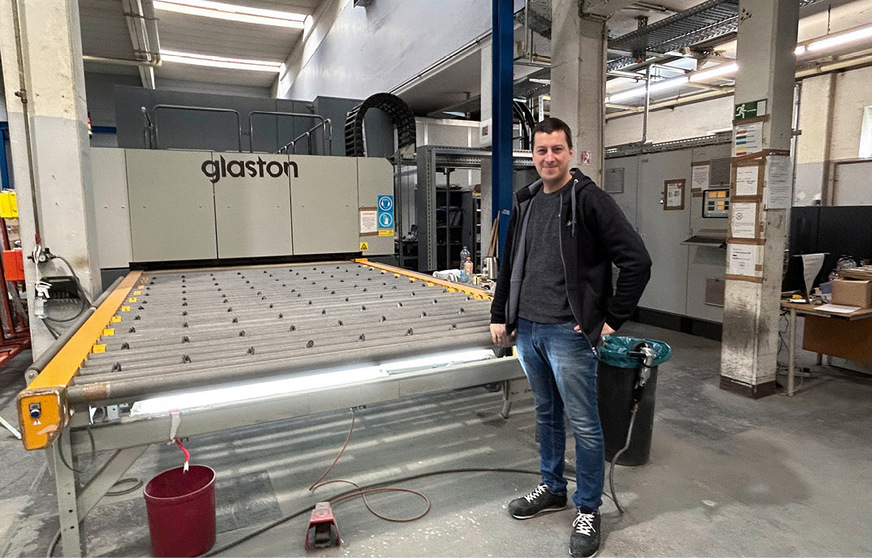 Alexander Grnjak is responsible for technology at KAB Allglas. Here you can see the mechatronics engineer with the Glaston furnace, the heart of the ESG production.
