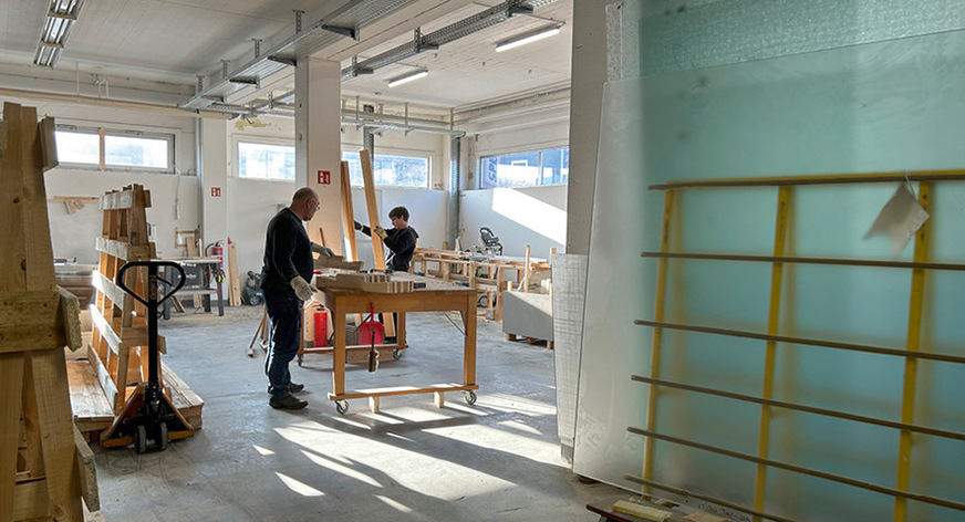 Safe transport: the company even has its own carpentry shop where the delivery racks for the glass are made.