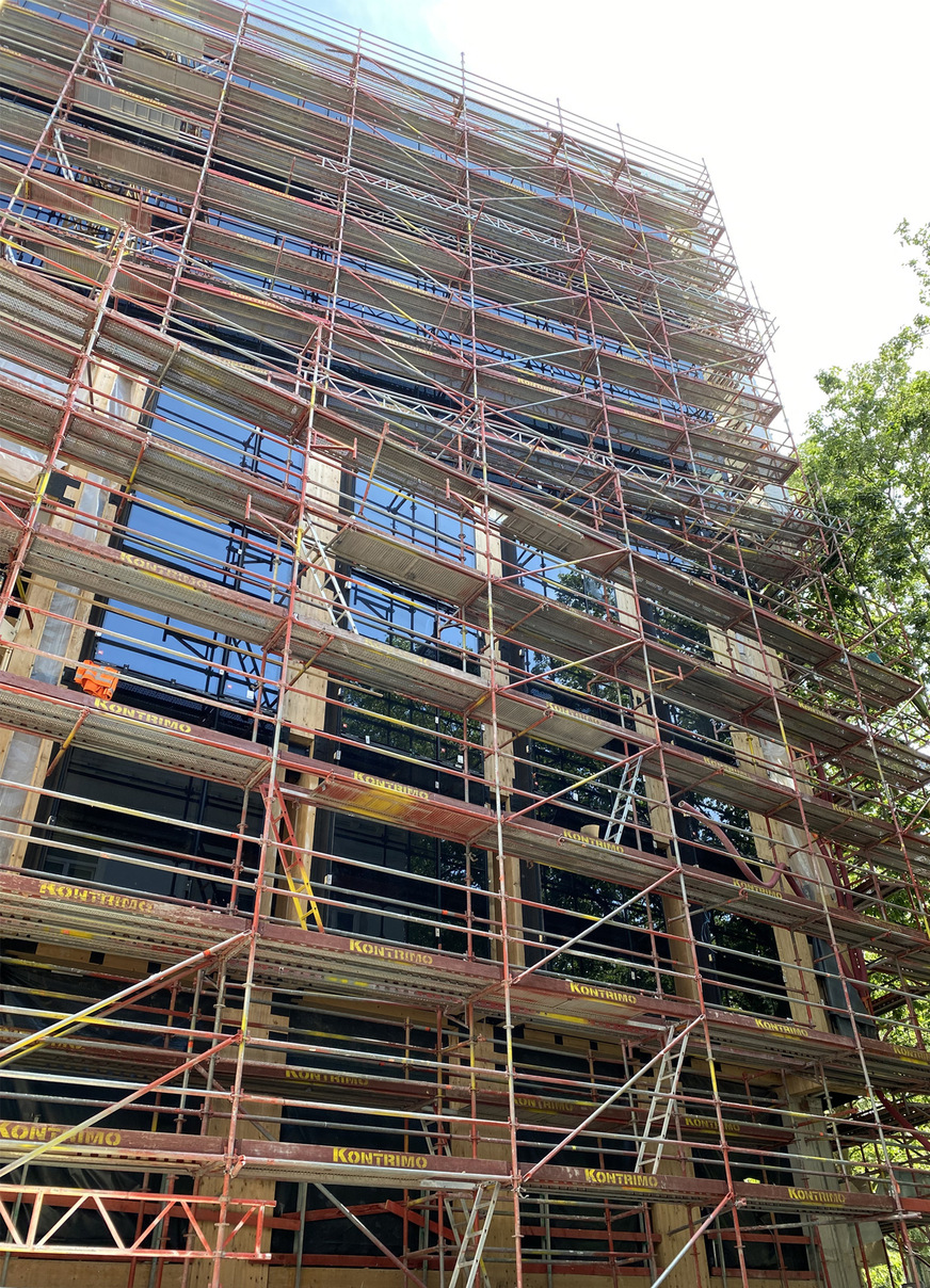 For reasons of sustainability, the existing concrete structure of the building is being retained. In front of it, the architects placed a new façade in CLT timber construction, which brings a lot of daylight into the interior thanks to generous glazing with eyrise s350 dynamically switchable solar control glass.