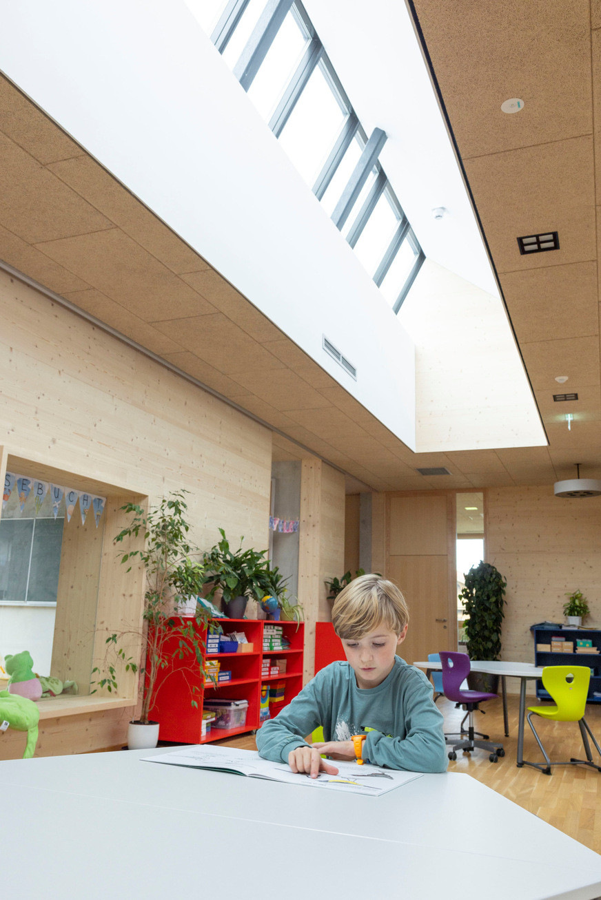 The orientation of the skylights to the north allows bright areas for playing, reading and working with constant, optimal daylight illumination.