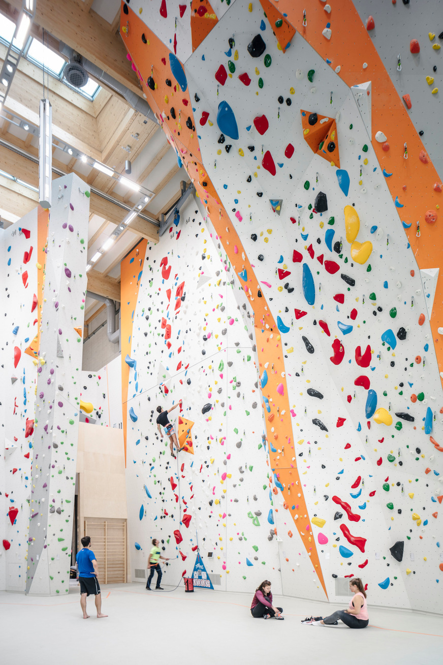 Plenty of daylight despite sun shading: Okasolar 3D in the imposing 14 m high climbing hall of the Campus in the Olympic Park.