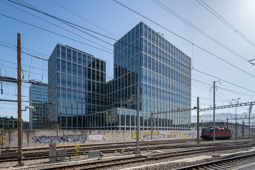 Hazardous materials with a high fire risk are also transported on the nearby railway line. In order to fulfil the increased fire protection requirements, the prefabricated SageGlass glass elements were combined with Contraflam fire-resistant safety glass from Vetrotech to create triple IGU.