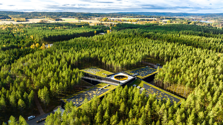 Surrounded by dense forests is the production facility The Plus of the Norwegian furniture manufacturer Vestre. The building with the highest BREAAM classification has equipped its production hall with Modular Skylights from Velux. The Plus