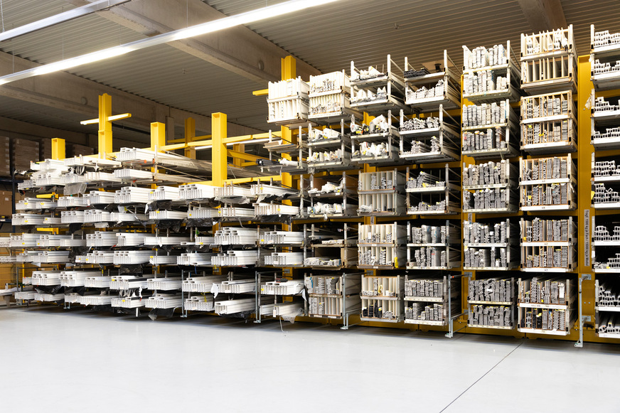 To save space, extra-length pallets are stored next to each other. An aisle is not moved until material removal. Alternatively, it is possible to remove single rods at the front.