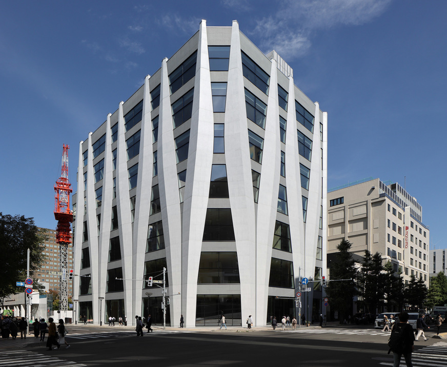 The V-shaped reinforced concrete columns are three-dimensionally moulded. The window elements behind them had to be produced in special formats due to the irregular leaf structure.