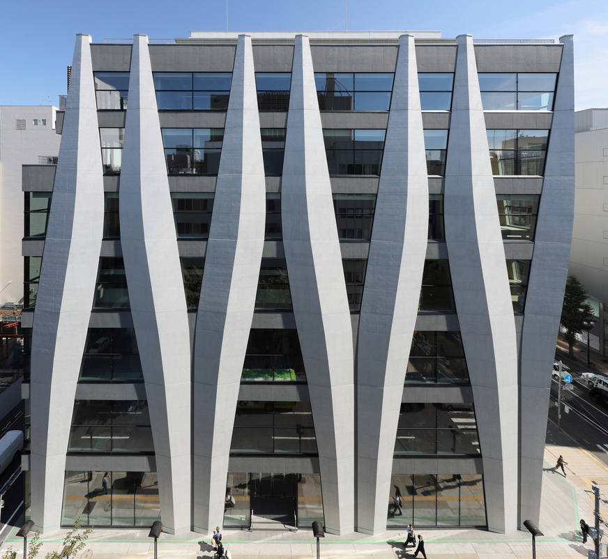 The load-bearing structure of the Ikeuchi Gate Building is made up of leaf-shaped reinforced concrete columns. They provide earthquake-proof support and allow flexible interior design.
