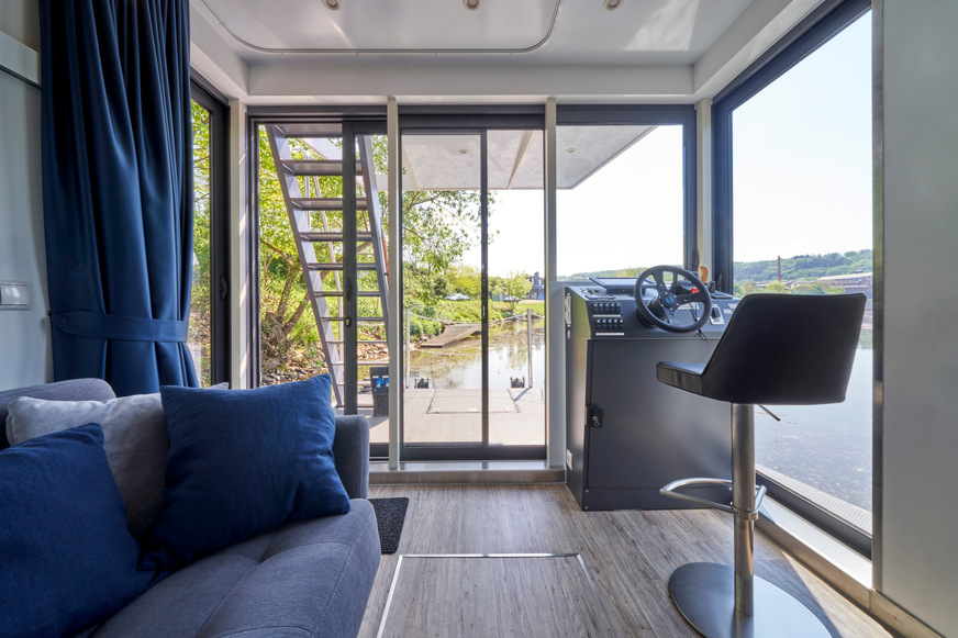 The delicate profiles of the heroal S 42 sliding door system fit perfectly into the houseboat and allow the captain a clear view to steer the boat safely.