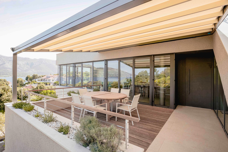 The Sintesi pergola is an innovative model with precise and reliable fabric guidance that ensures high stability despite wind and rain.