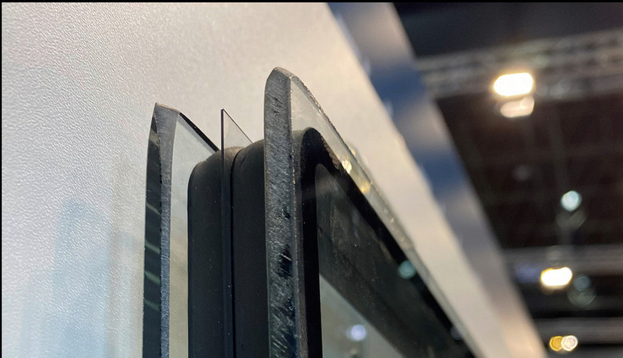 Insulating glass with 0.5 mm thin centre pane from Glaston.