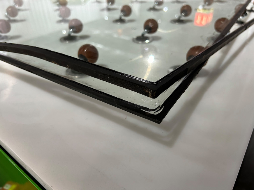 Glass recycling made easy: Automatically separated old IG units.