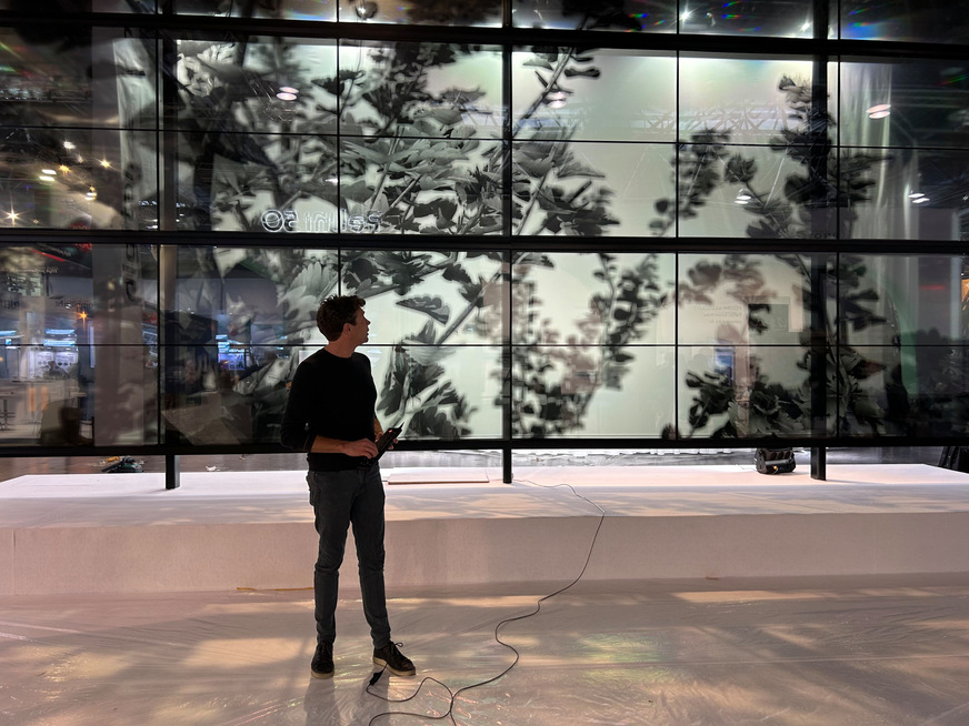 The VideowindoW facade with biophilic glare protection was one of the highlights of this year's glasstec special show ‘glass technology live’. The modules offer new possibilities for the use of informative, entertaining and advertising content in glass facades.